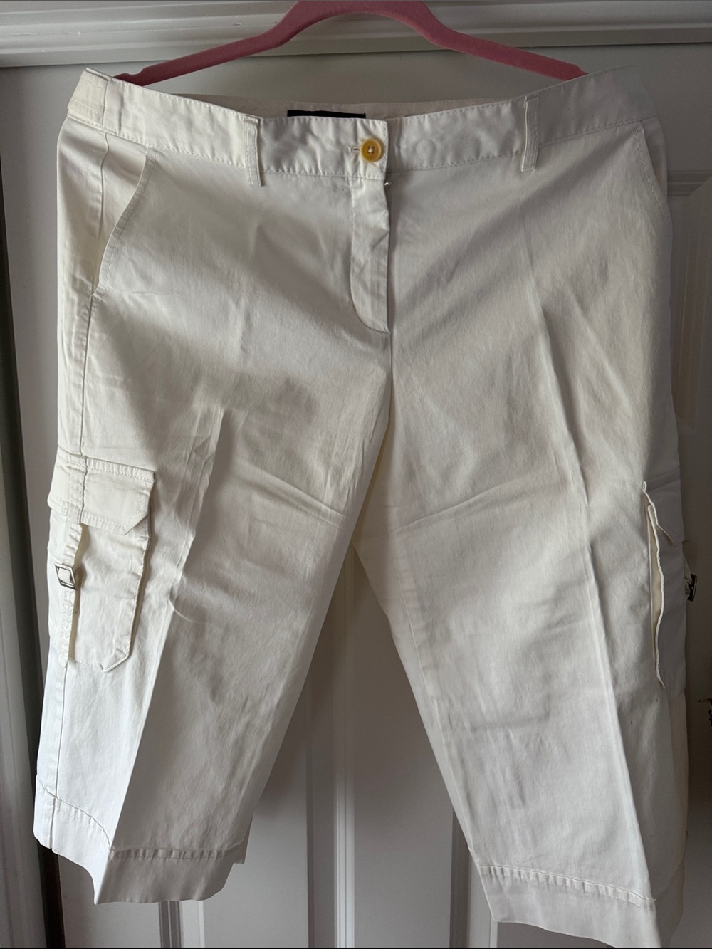 BCBGMaxAzria white  Cargo Capris Sz 34 waist